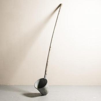 ブリキ製柄杓 アンティーク雑貨 おしゃれ 木製 ディスプレイ ベルギー シャビー 高さ170