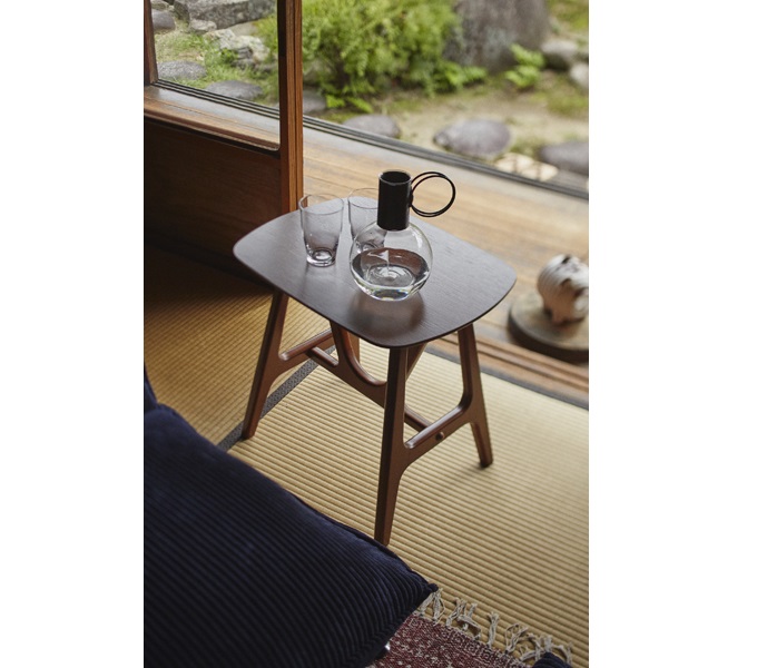 サイドテーブル