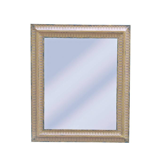 繊細な装飾が施され、置くだけで贅沢な気分にしてくれるアンティーク加工のフレームです。<br />
ここまで大きなフレームは貴重な存在かもしれません。<br />
シンプルなフォルムなので、ディスプレイで思い切り遊ぶのも面白そう。<br />
空間を贅沢に、そして広く感じさせてくれます。<br />