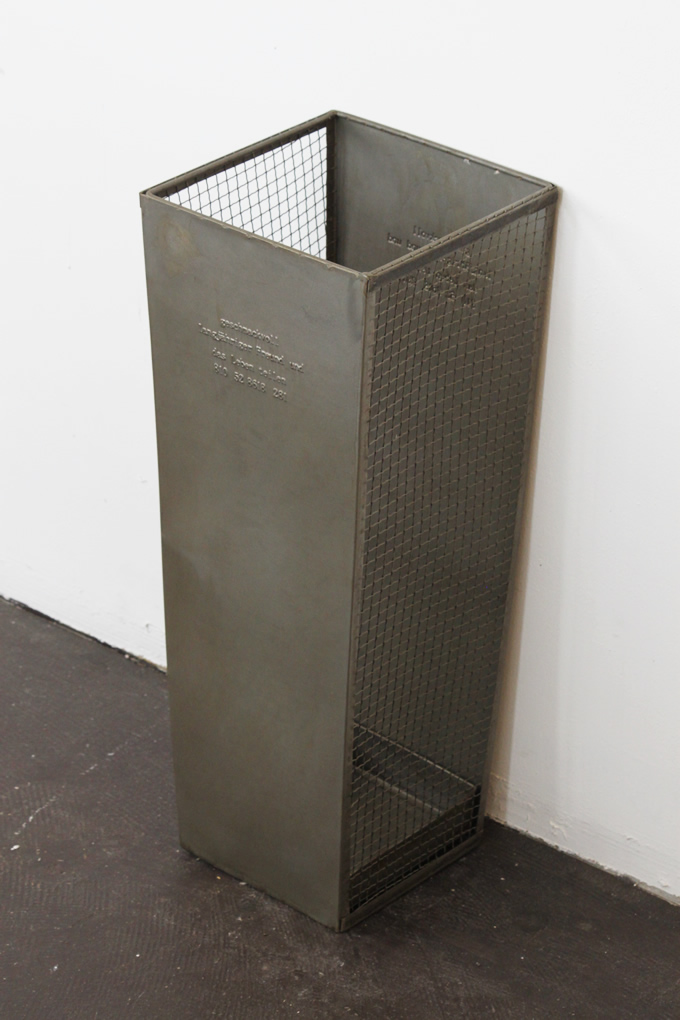 “ブリキの傘立て“