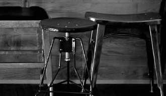 メンズライクな無骨な椅子