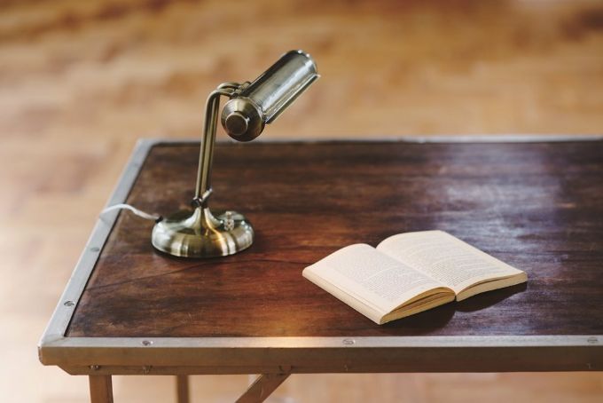 “レトロな雰囲気,デスクライト,ゴールド”