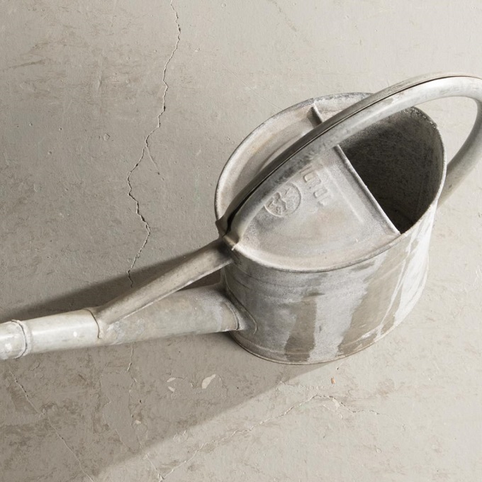 “ブリキ製ジョウロ”