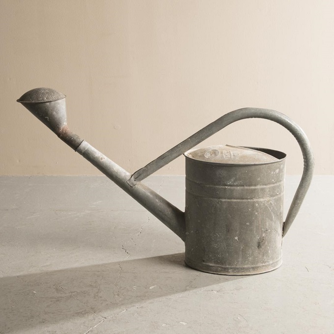 “ブリキ製ジョウロ”