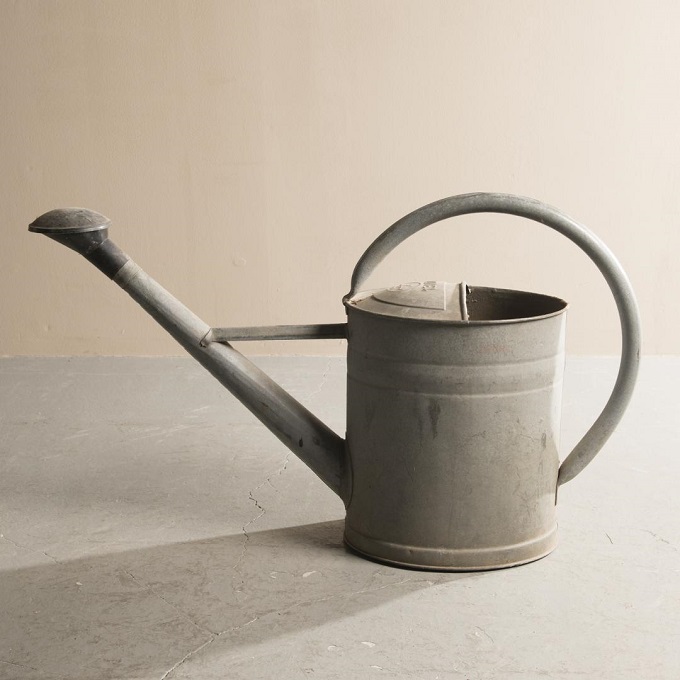 “ブリキ製ジョウロ”