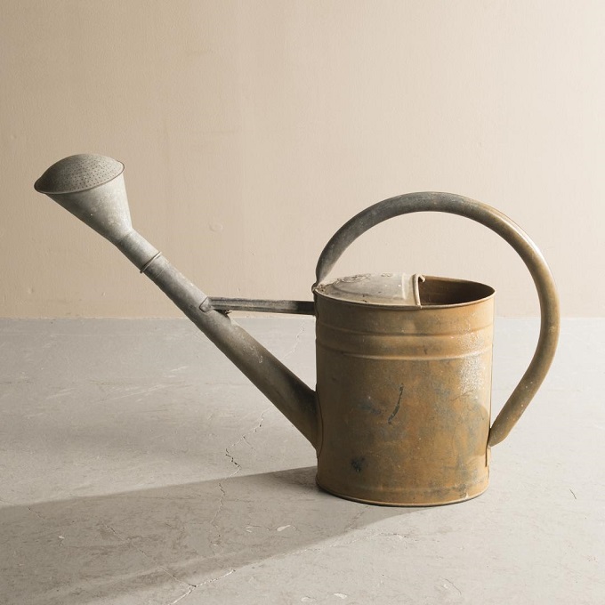 “ブリキ製ジョウロ”