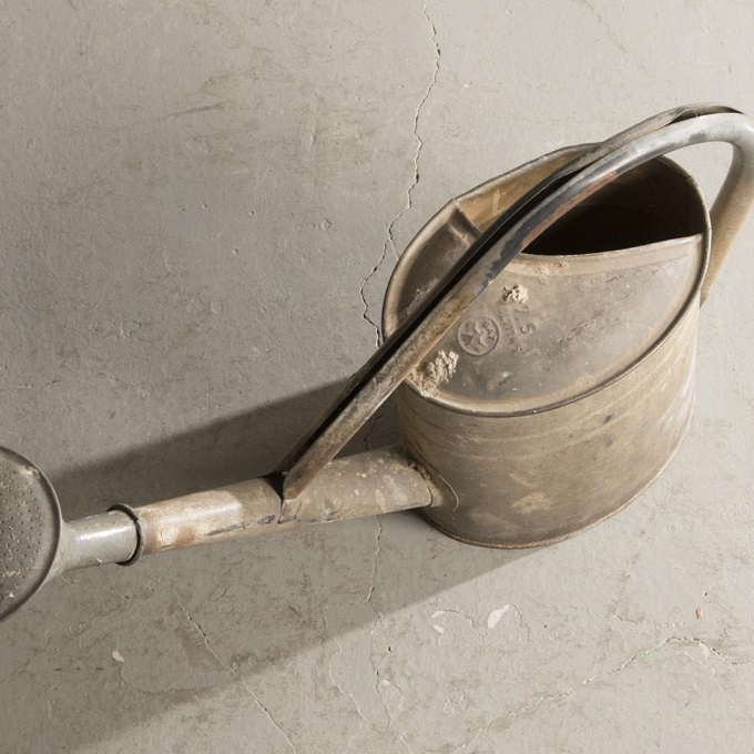 “ブリキ製ジョウロ”