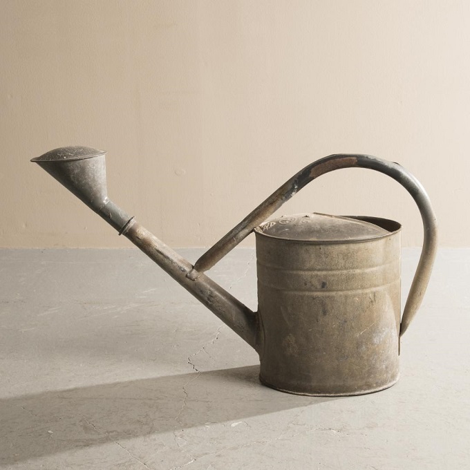 “ブリキ製ジョウロ”