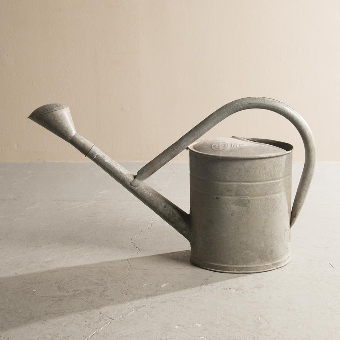 “ブリキ製ジョウロ”