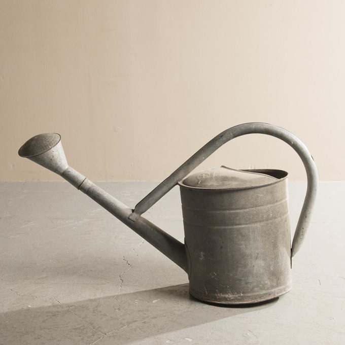 “ブリキ製ジョウロ”