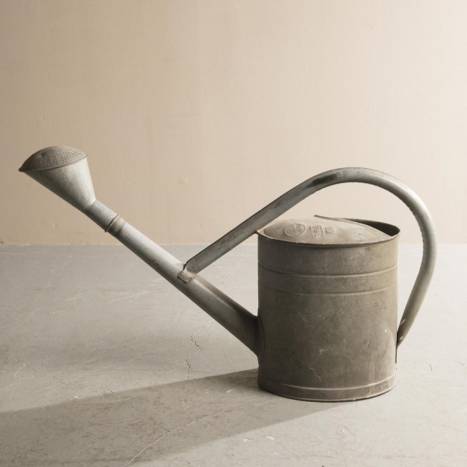 “ブリキ製ジョウロ”