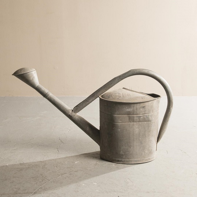 “ブリキ製ジョウロ”