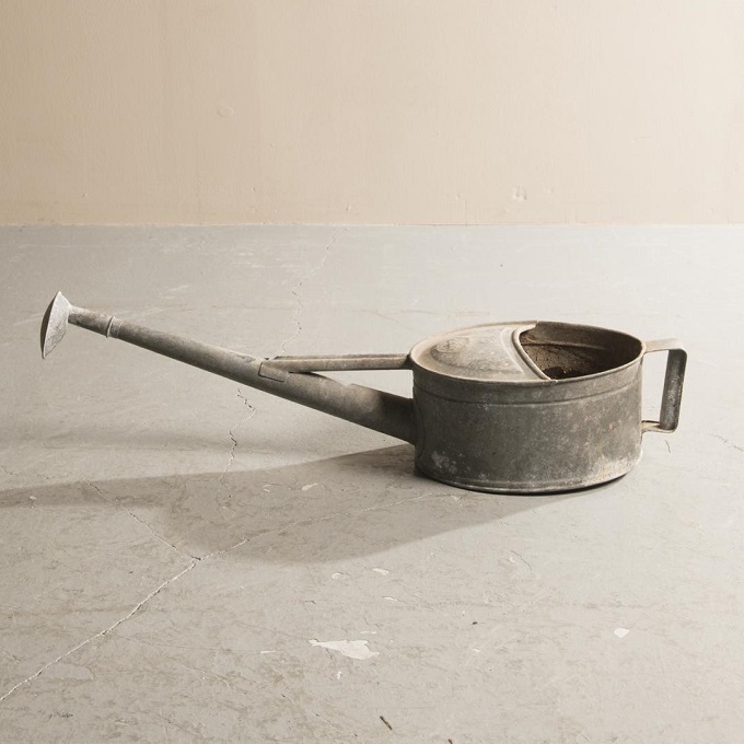 “ブリキ製ジョウロ”