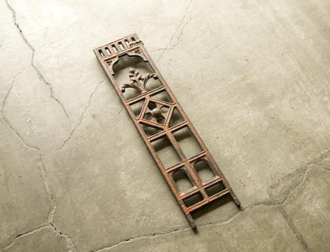 “キャストアイアン”