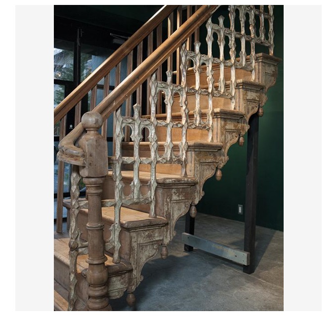 階段 アンティーク調 ゴージャス 木製 ディスプレイ おしゃれ 重厚感のある 高さ290