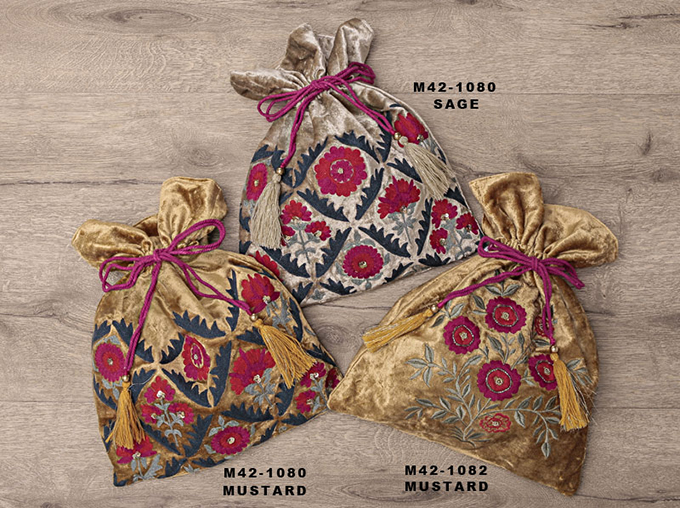 “刺繍ベロア巾着袋”