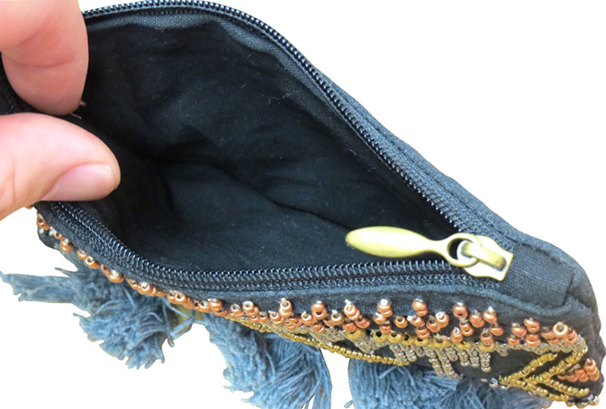 “刺繍ビーズタッセルフラットポーチ”